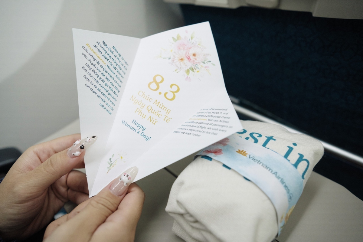 Đó là những chiếc thiệp xinh xắn được thiết kế sáng tạo như những bó hoa mang theo lời chúc ý nghĩa và những chiếc túi vải tiện dụng nhưng rất duyên dáng in chủ đề Ngày quốc tế Phụ nữ năm nay do UN Women phát động.