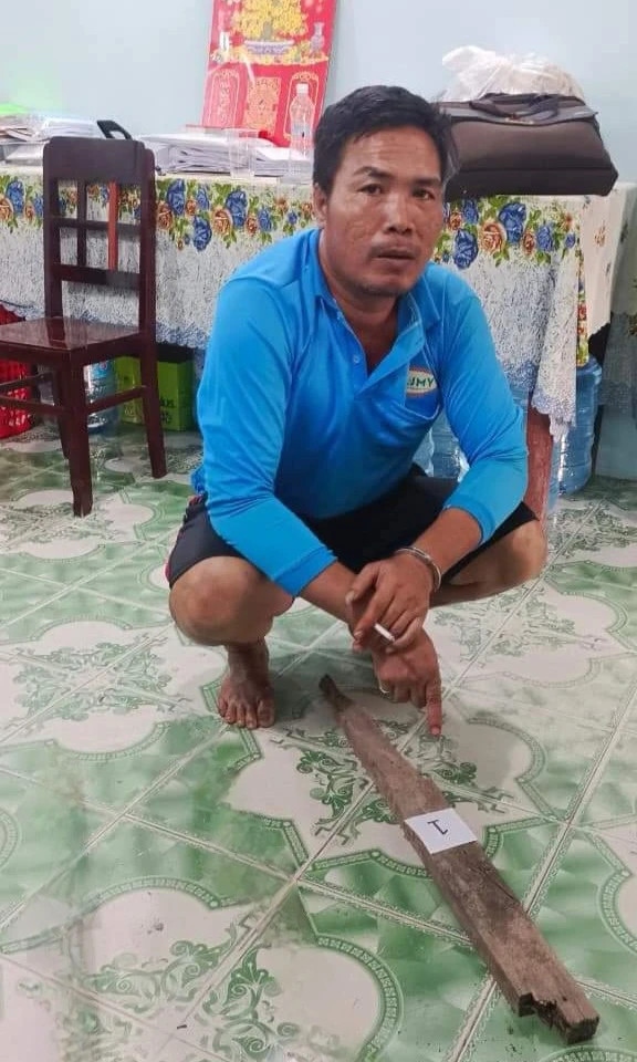Nghi phạm Vũ Văn Xuyên và khúc gỗ dùng đánh ông N.V.N tử vong