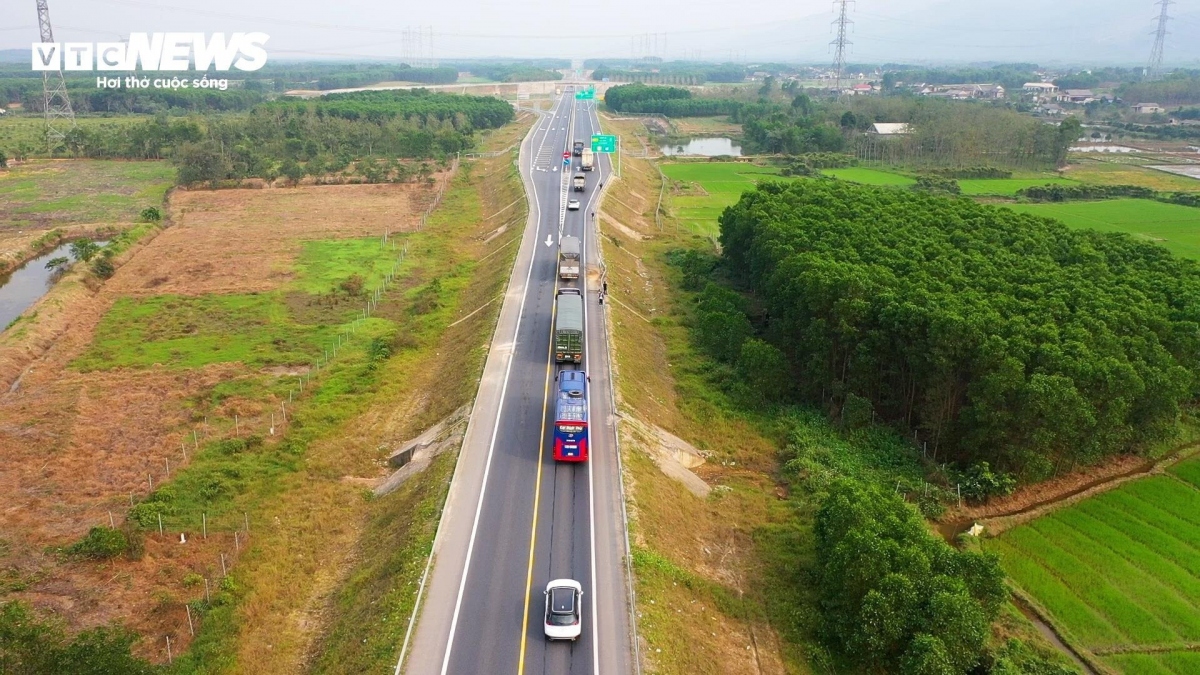 Cao tốc Cam Lộ - La Sơn và nỗi ám ảnh của các tài xế.