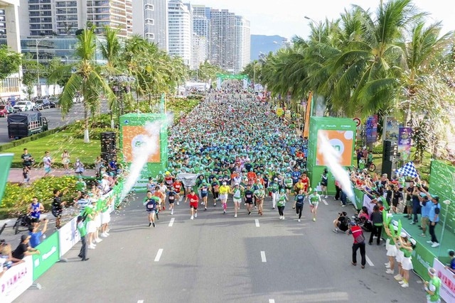 Around 9,000 runners, including 1,800 foreigners from 60 countries and territories worldwide race in Da Nang international marathon 2024. (Photo: toquoc.vn)