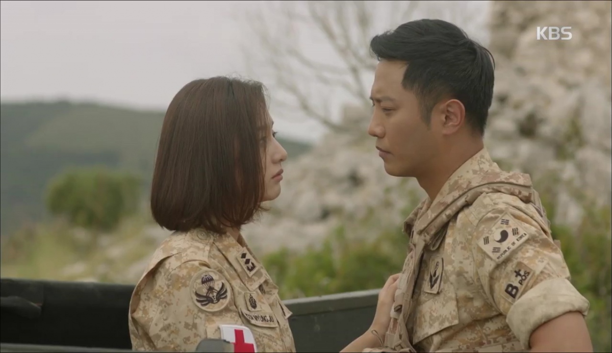 Trong “Hậu duệ mặt trời”, bên cạnh cặp đôi chính Song Hye Kyo - Song Joong Ki, chuyện tình cảm của Yoon Myung Joo (Kim Ji Won) và Seo Dae Young (Jin Goo) cũng được khán giả yêu mến.