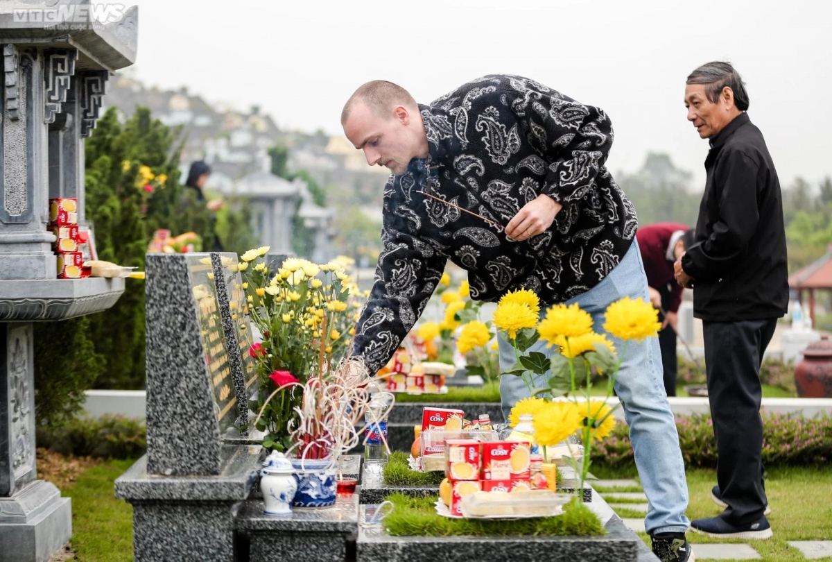 On these days, people often tidy up the grave, by cleaning the grave, cutting the grass or planting new trees.
