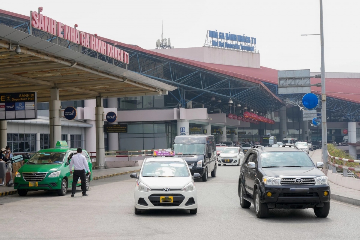 Bộ GTVT vừa có văn bản yêu cầu Tổng công ty Cảng hàng không VN và Cục Đường bộ VN triển khai thu phí không dừng tại các cảng hàng không, sân bay.