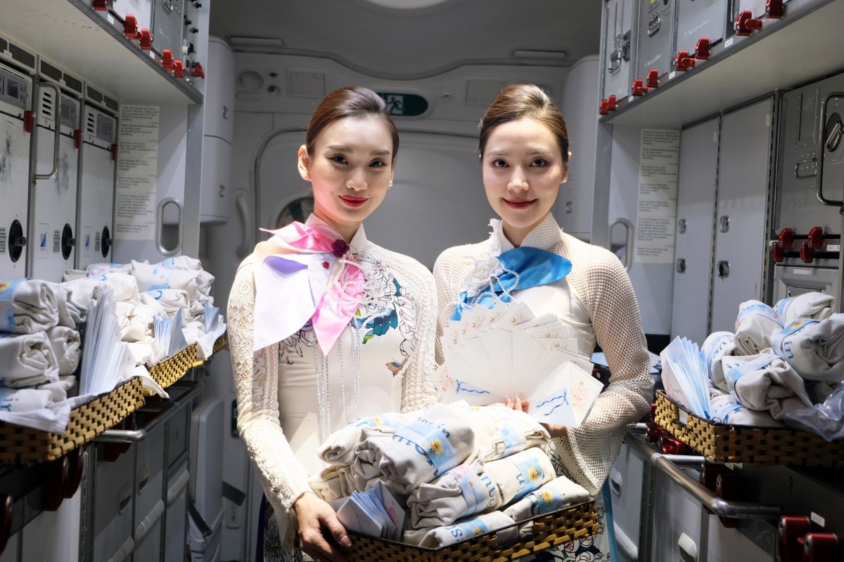Trên các chuyến bay giữa thủ đô Hà Nội và TP. Hồ Chí Minh trong sáng 8/3, hàng nghìn phần quà đã được Vietnam Airlines trao đến tay các hành khách.