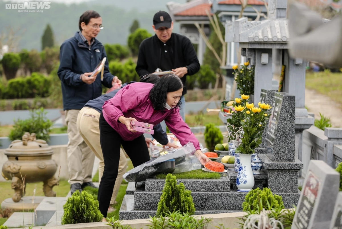 Offerings may include different types of fruit, a bowl of sticky rice, a boiled chicken or a piece of boiled pork, candies, votive papers and flowers.