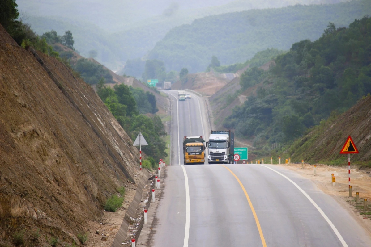 Ô tô đầu kéo vượt trái quy định trên cao tốc Cam Lộ - La Sơn.