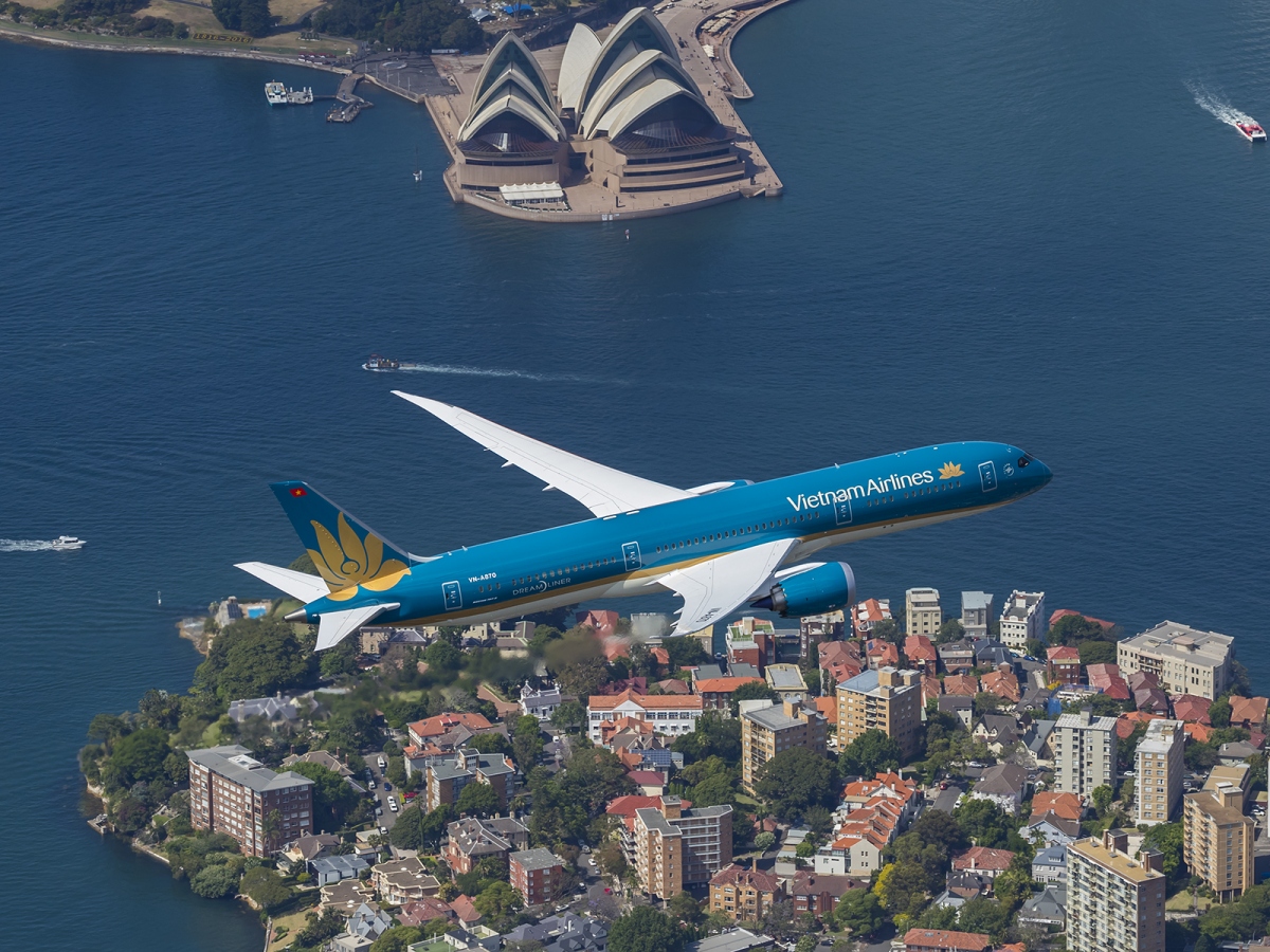 Máy bay của Vietnam Airlines bay qua Nhà hát Opera Sydney, được người Việt gọi là Nhà hát Con Sò), biểu tượng Australia.