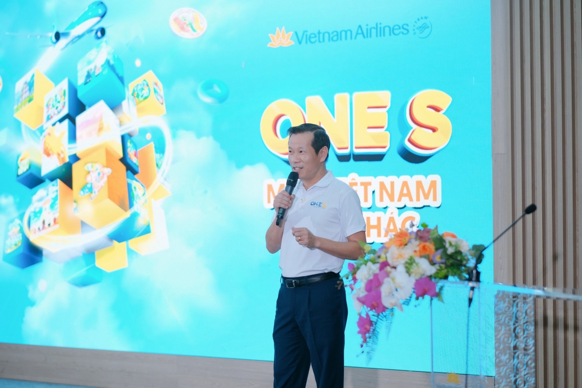 Ông Đặng Anh Tuấn - Phó Tổng giám đốc Vietnam Airlines giới thiệu về ứng dụng One S.