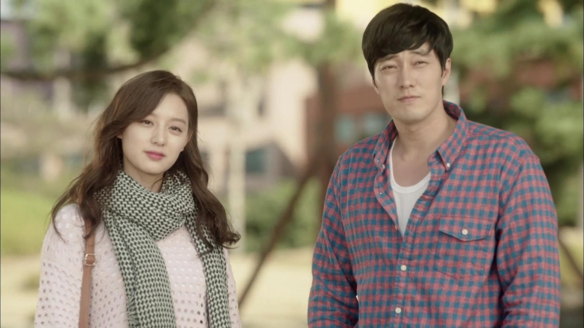 So Ji Sub cũng là một trong những người tình màn ảnh “cực phẩm” của Kim Ji Won trong “Một ngày nắng mới”. Trong phim anh vào vai một đạo diễn truyền hình đến đảo Jeju du lịch sau khi thất bại trong tình yêu. Những ký ức về người bạn gái cũ luôn ghi dấu sâu sắc trong lòng khiến anh trở nên trầm tĩnh và ít nói.