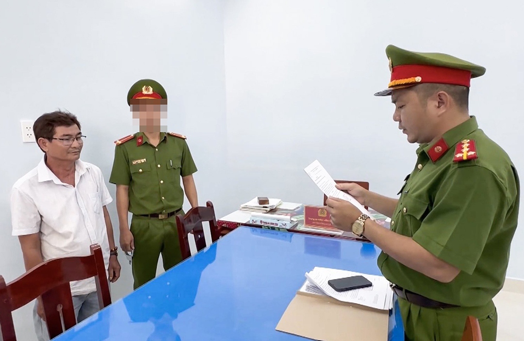 Công an đọc lệnh khởi tố vụ án