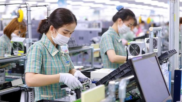 Việc áp dụng thuế TTTC sẽ ảnh hưởng trực tiếp tới lợi ích của các DN đầu tư nước ngoài đang trong thời gian hưởng ưu đãi thuế thu nhập DN ở mức thấp hơn 15%. Do đó, để giữ chân các nhà đầu tư lớn, cũng như sức cạnh tranh và tính hấp dẫn của môi trường đầu tư, cần có giải pháp bù đắp hiệu quả cho nhà đầu tư. (Ảnh minh họa)