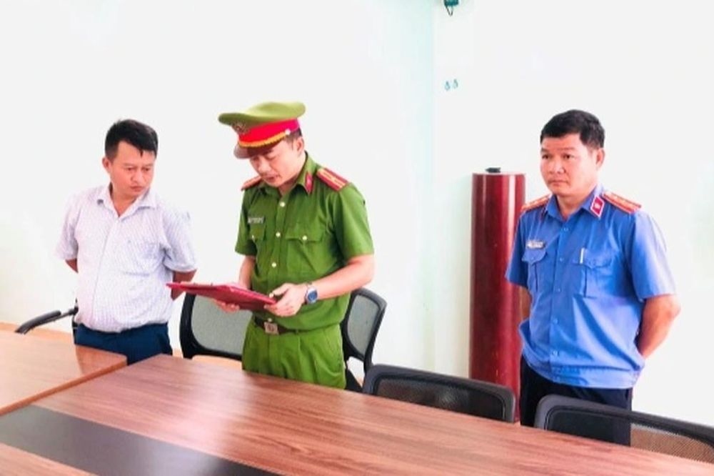 Đối tượng Hà (áo trắng) nghe lệnh khởi tố, tạm giam (Ảnh Công an Gia Lai cung cấp)