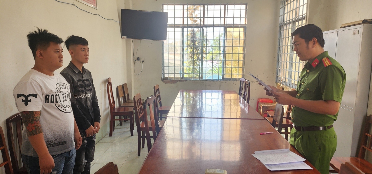 Đọc lệnh bắt tạm giam đối với Trương Thanh Trường (SN 2004, tên thường gọi Trường Anh) và Trương Thanh Trường Em (SN 2006)