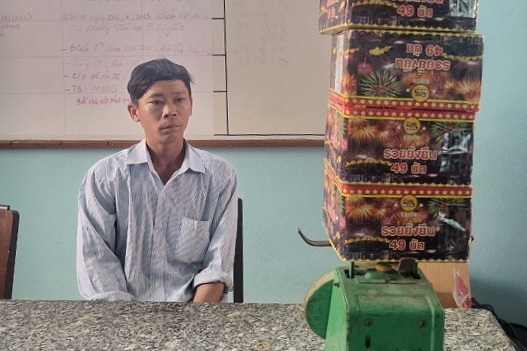 Nguyễn Văn Toàn cùng tang vật. (Ảnh: Công an cung cấp)