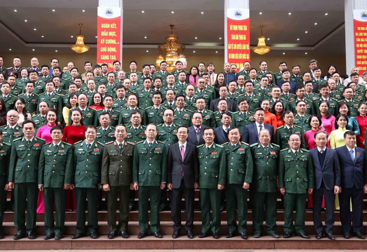 Chủ tịch nước Võ Văn Thưởng chụp ảnh cùng lãnh đạo Bộ Quốc phòng, Bộ tư lệnh Bộ đội Biên phòng và các đại biểu.