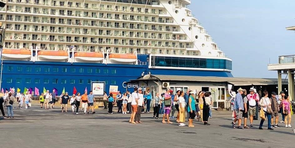 Cruise liner Celebrity Solstice brings foreign visitors to central Vietnam. (Photo: hanoimoi.vn)