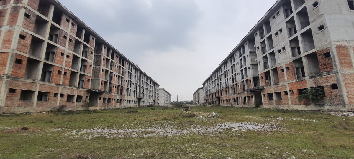 Dự án trường Đại học Hoa Lư và Khu ký túc xá sinh viên có tổng mức đầu tư 1.352 tỷ đồng bị bỏ hoang, xuống cấp trầm trọng sau hơn 1 thập kỉ thi công.