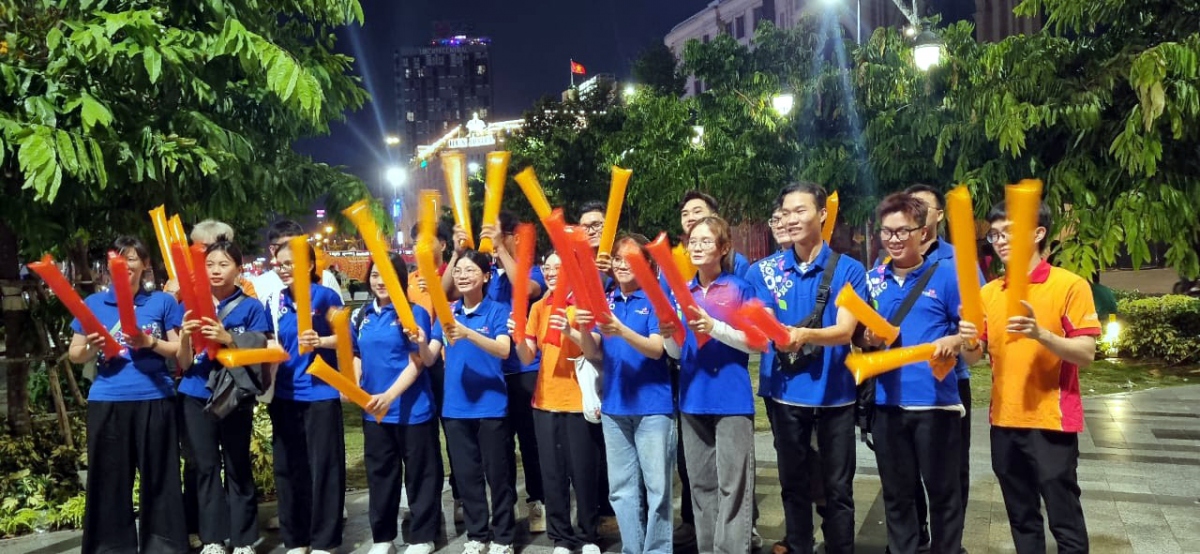 Cổ động viên trên suốt chặng đua