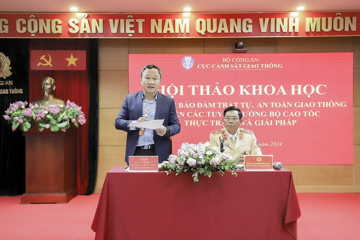 Phó Chủ tịch chuyên trách Ủy ban An toàn giao thông quốc gia Khuất Việt Hùng và Thiếu tướng Nguyễn Văn Mừng, Phó Cục trưởng Cục Cảnh sát giao thông chủ trì hội thảo.
