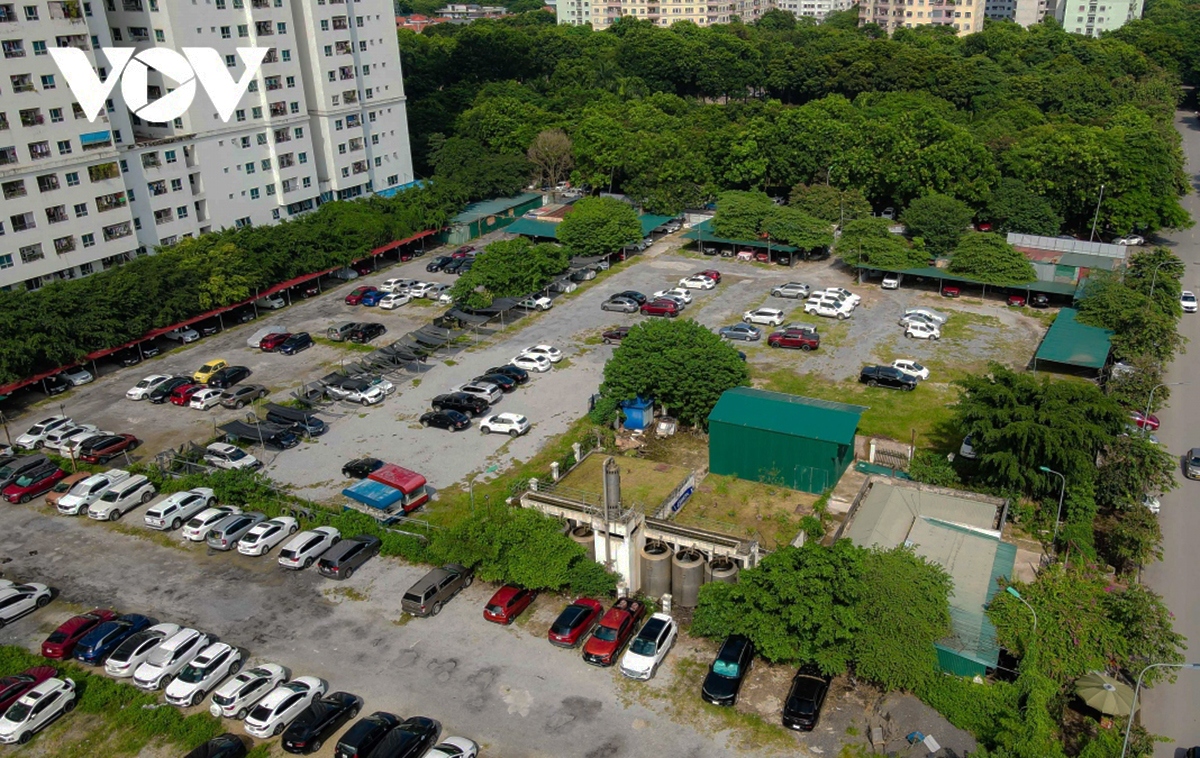 Mặc dù vậy, rất nhiều ô đất nằm trong dự án xây dựng trường học trên địa bàn phường Hoàng Liệt, quận Hoàng Mai biến tướng thành bãi gửi xe, dựng tôn làm các cửa hàng...