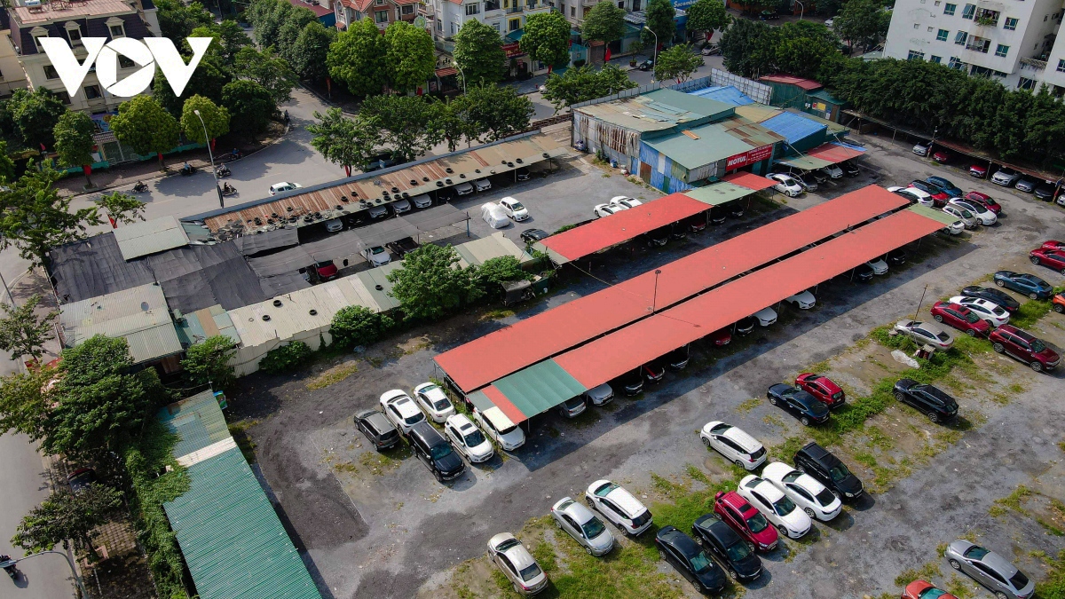 Vấn đề này đã gây ra bức xúc rất lớn trong đông đảo người dân trên địa bàn. Để giải quyết, Chủ tịch UBND Hà Nội đã từng giao Sở Tài nguyên và Môi trường thành phố chủ trì, phối hợp với các sở, ngành, quận Hoàng Mai khẩn trương làm việc, nhằm đôn đốc bàn giao dứt điểm các ô đất bỏ hoang, sử dụng sai mục đích để xây dựng các trường học. 