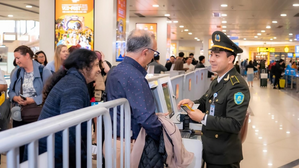 Hành khách làm thủ tục tại khu vực soi chiếu an ninh trước khi lên chuyến bay. 