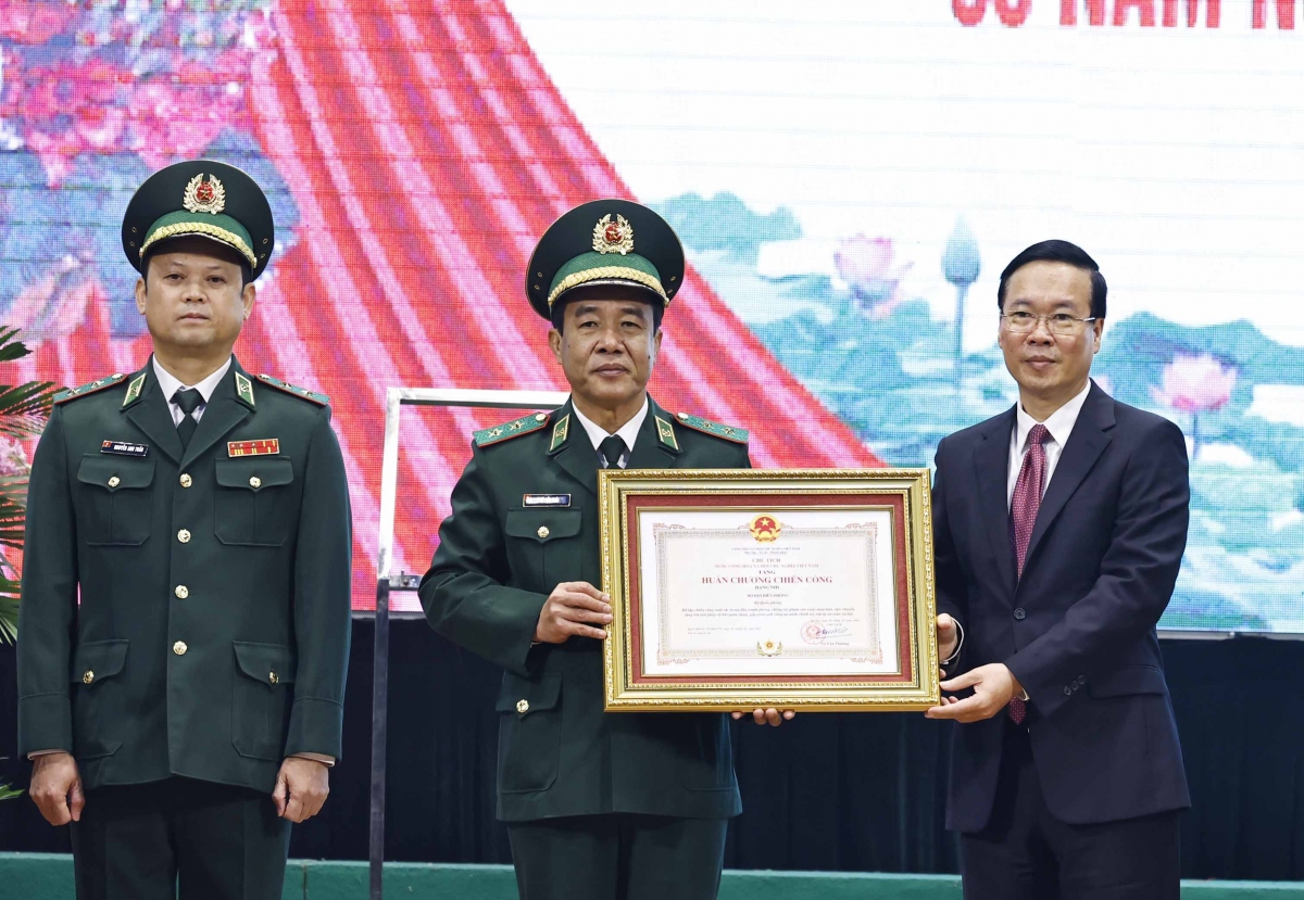 Chủ tịch nước Võ Văn Thưởng trao Huân chương Chiến công hạng Nhì tặng Bộ đội Biên phòng.