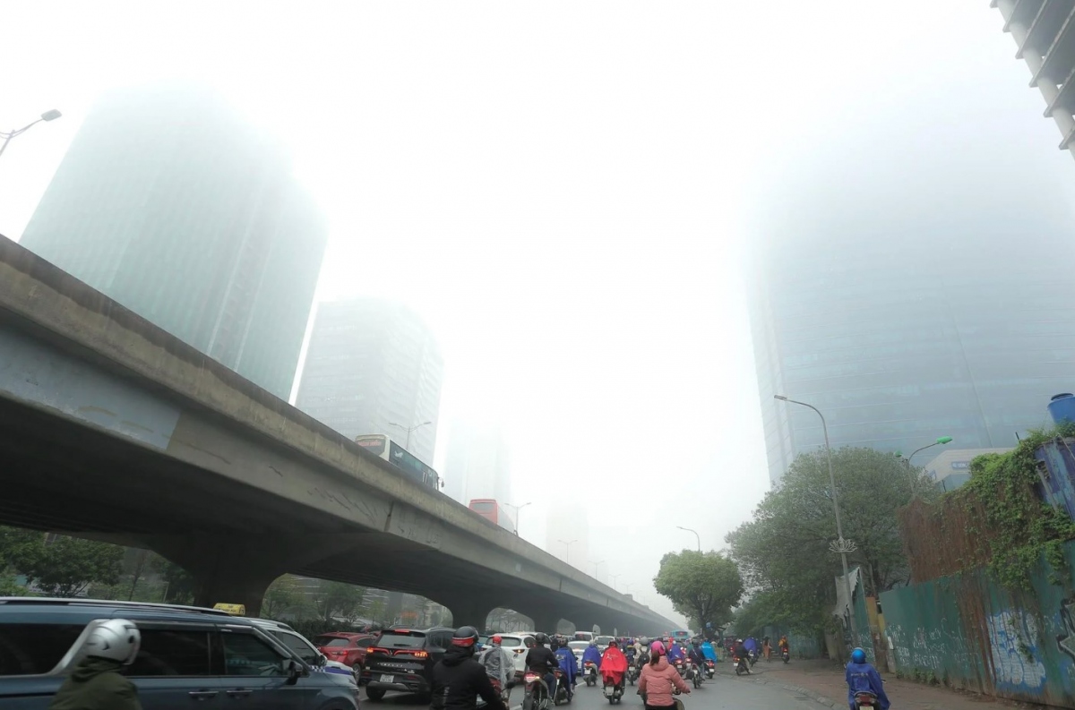 The morning of March 4 witnessed Hanoi engulfed in fog amid the air quality index (AQI) recording a bad level in the capital.