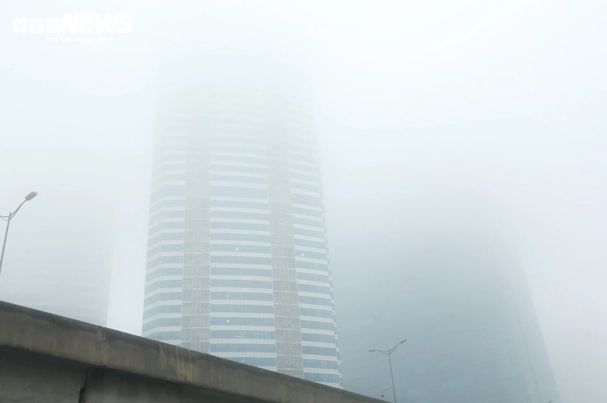 According to experts, drizzly conditions on the night of March 3 has left a large amount of moisture in the air which has contributed to creating a layer of fog.