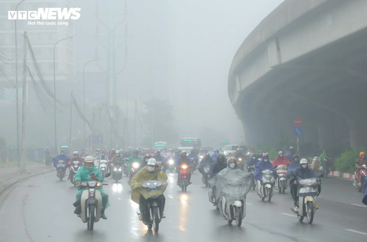 Pham Hung road is covered by a layer of dense fog and dust.
