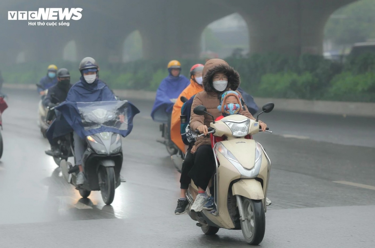 Most drivers done face masks amid polluted air.