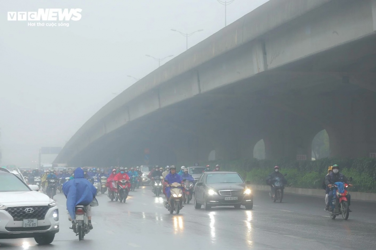 Fog limits the visibility of drivers on the roads, with many people being forced to turn on their lights as they travel on roads around the city.
