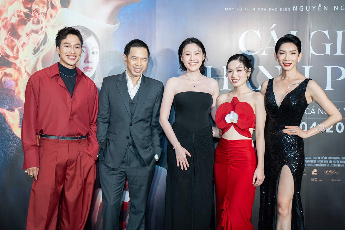 Lâm Thanh Nhã (ngoài cùng bên trái) cùng dàn diễn viên bộ phim: Thái Hòa, Uyển Ân, Trâm Anh, Xuân Lan