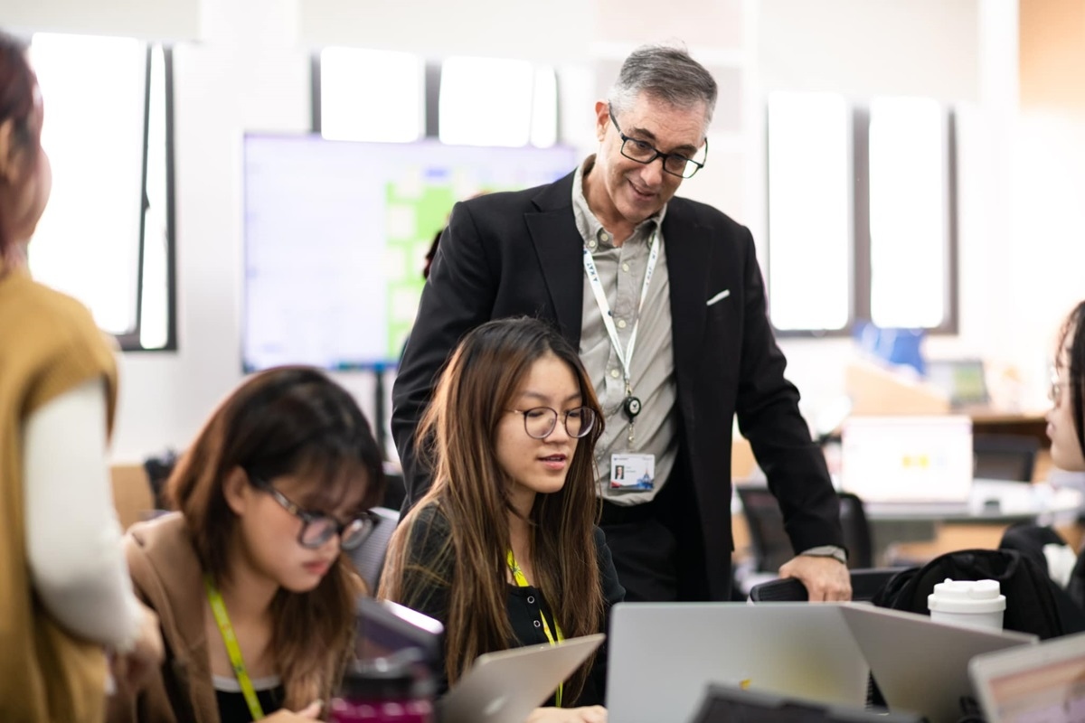 Thầy Marc Kramer với các sinh viên VinUni tại cuộc thi Hackathon 2023 vừa qua