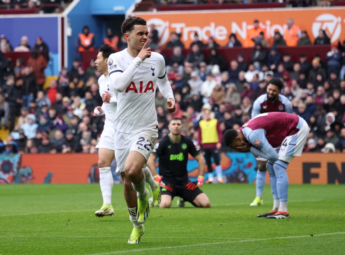 Johnson nhân đôi cách biệt cho Tottenham. (Ảnh: Reuters)