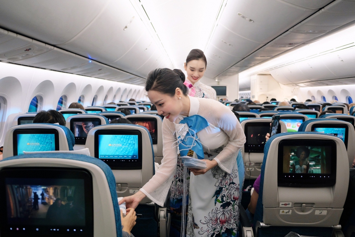 Thông điệp “Invest in women”, mang ý nghĩa “Đầu tư cho phụ nữ” trên những chiếc túi canvas của Vietnam Airlines là chủ đề toàn cầu năm 2024 của UN Women nhằm nâng cao nhận thức của toàn xã hội trên mọi lĩnh vực về việc thúc đẩy bình đẳng giới.