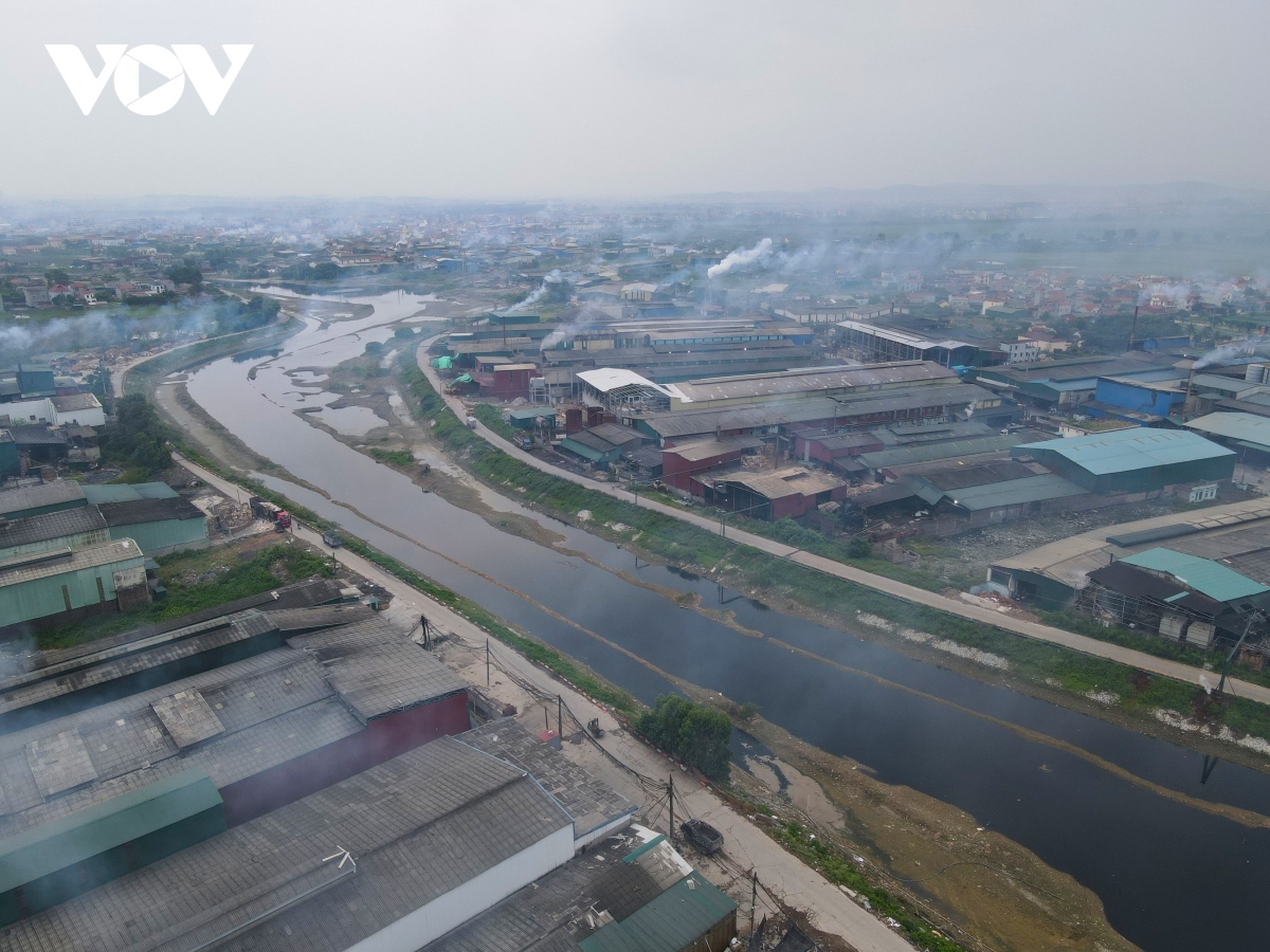 Những ống xả khói ô nhiễm môi trường của các nhà máy sản xuất giấy ở Phong Khê, TP Bắc Ninh khiến mọi người có cảm giác như có mây mù, mờ mờ ảo ảo giống khu du lịch Sapa