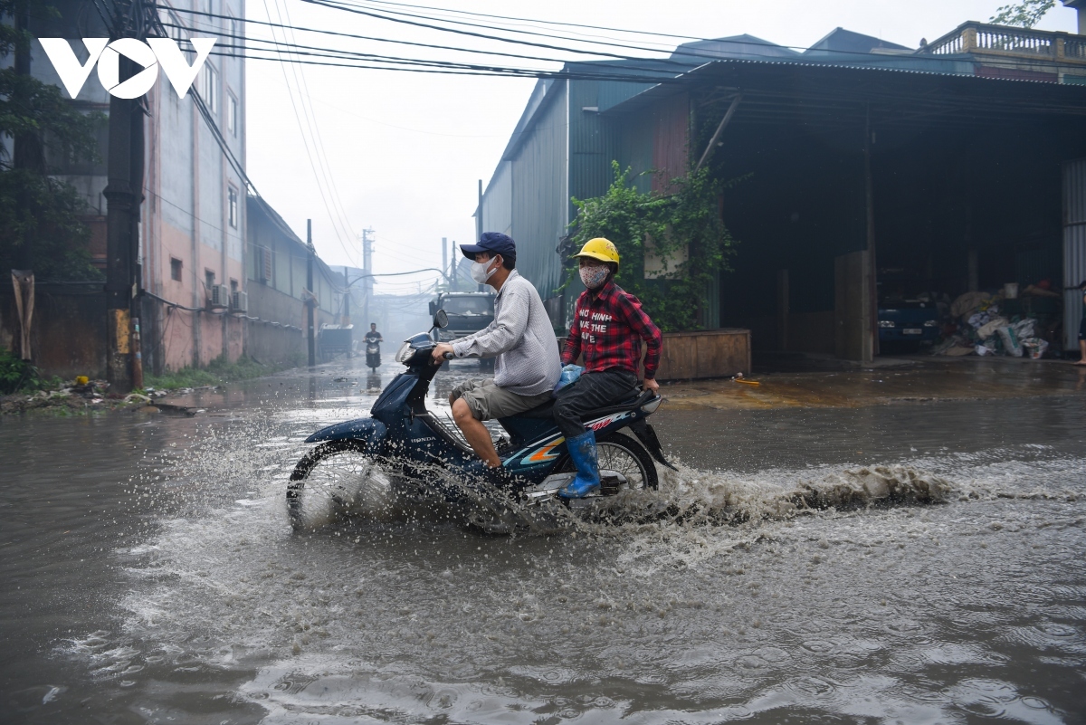 Trước đó, tại cụm công nghiệp làng nghề Phong Khê hễ cứ mưa là ngập sâu, khiến các phương tiện đi lại khó khăn