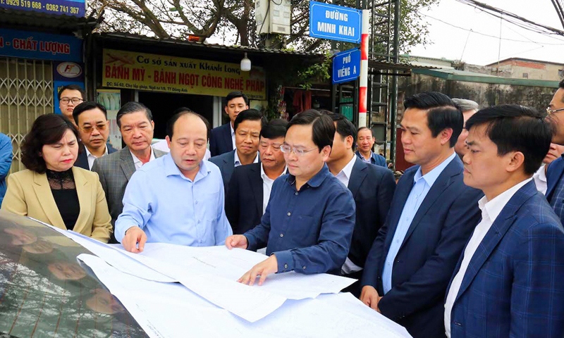 Chủ tịch UBND TP Từ Sơn, ông Hoàng Bá Huy báo cáo tiến độ theo mô tả tại bản đồ tổng thể dự án