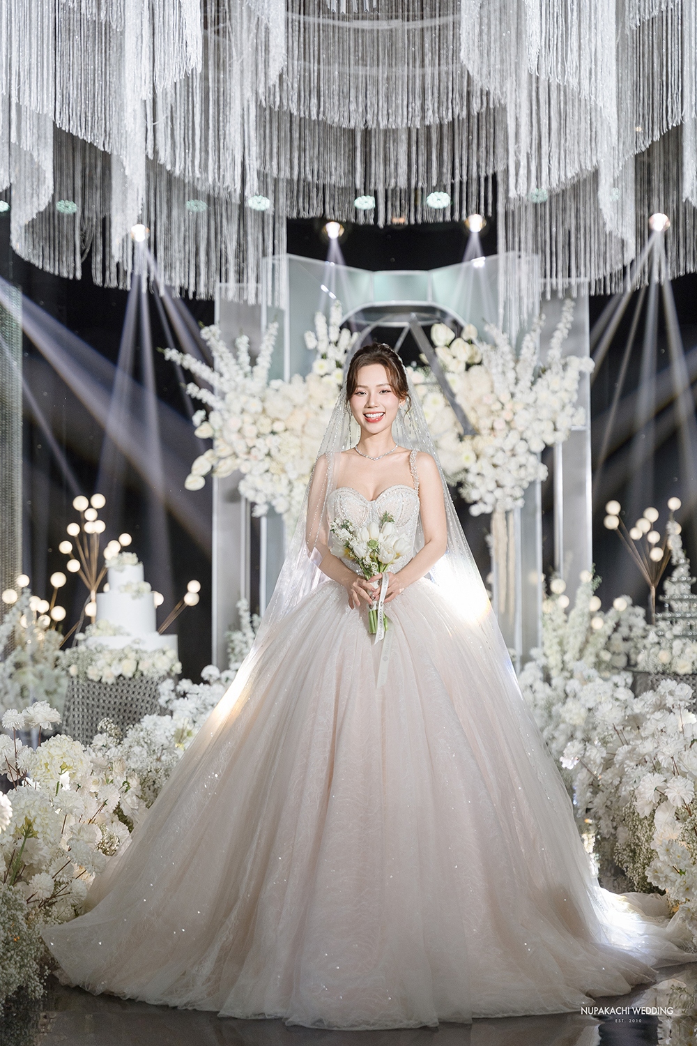 Ngọc Anh diện váy cưới xinh đẹp.