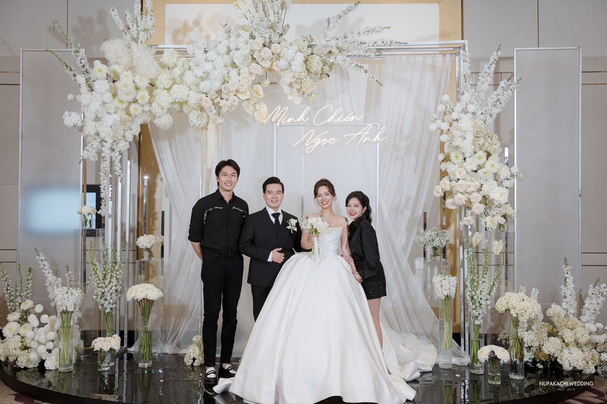 Đình Tú, Ngọc Huyền đến chúc mừng đám cưới Ngọc Anh.