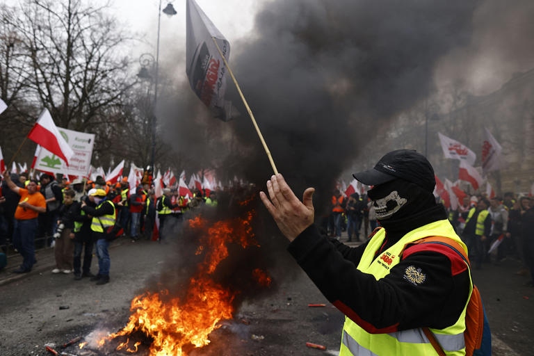 Nông dân Ba Lan biểu tình ở thủ đô Warsaw ngày 6/3. Ảnh: AFP