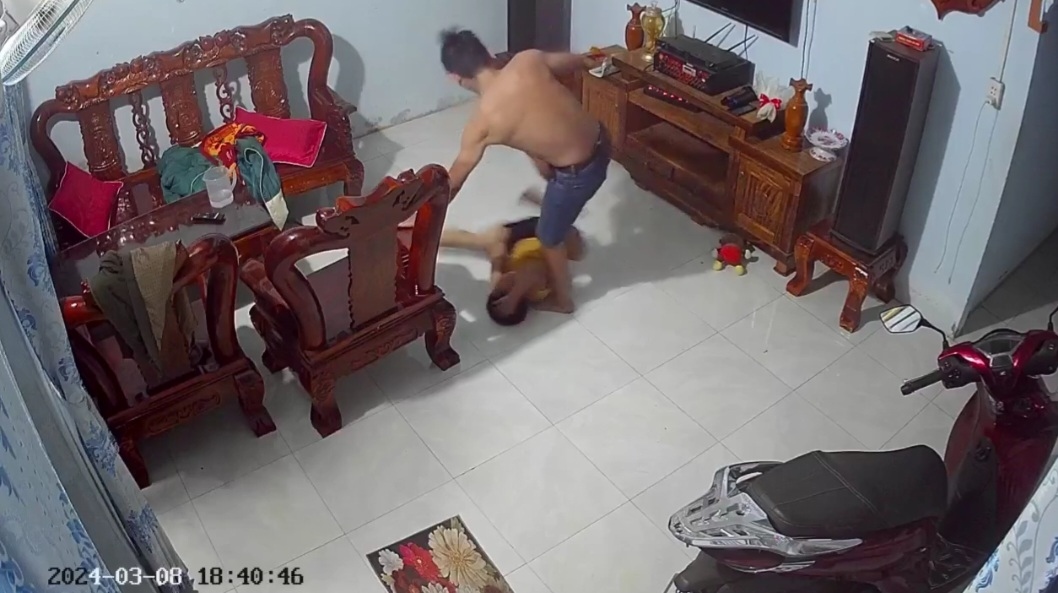 Mặc dù bé trai van xin nhưng vẫn bị đánh (Ảnh cắt từ clip)
