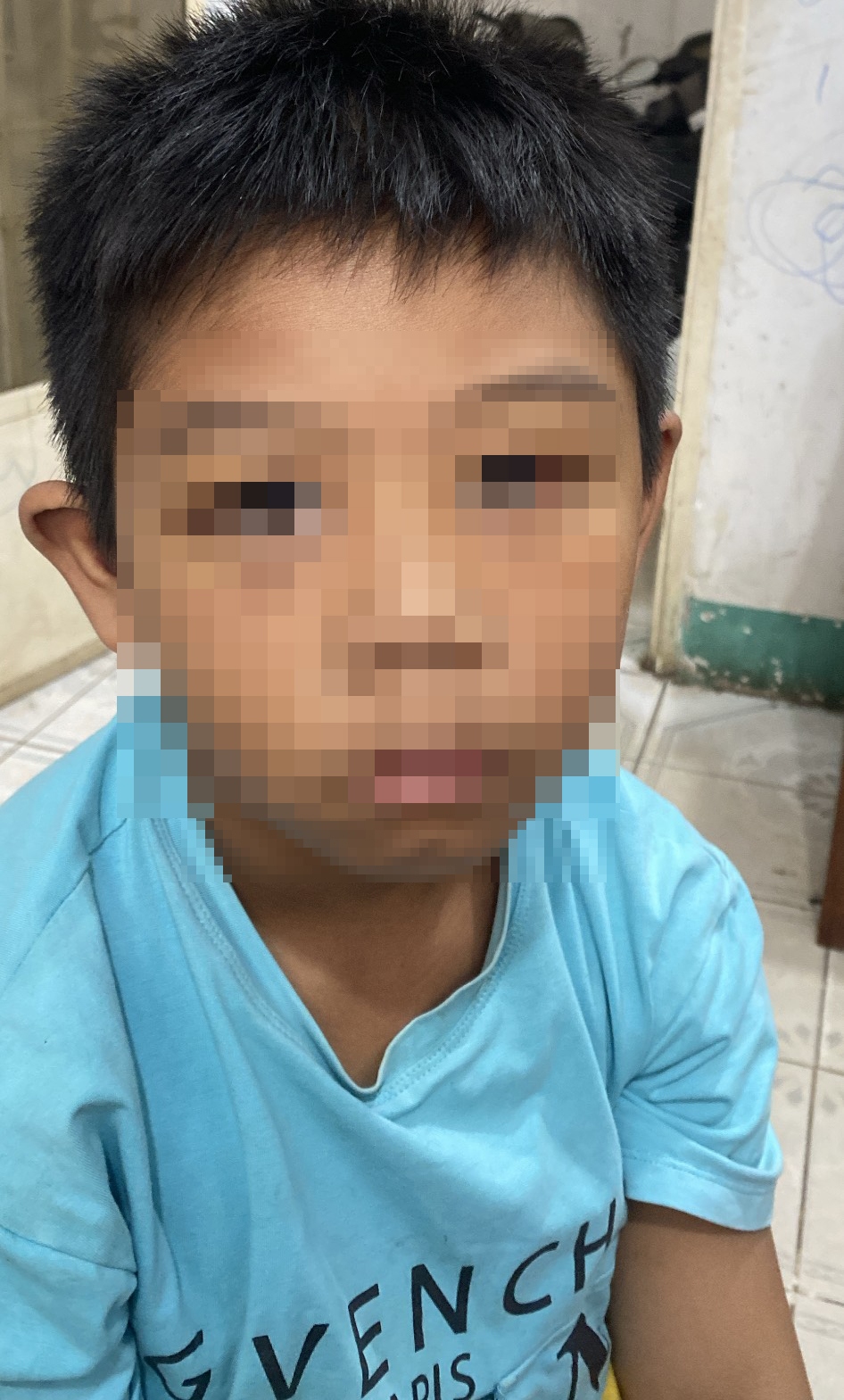 Bé A. hiện đang sống trong phòng trọ cùng mẹ (ảnh: ĐC)