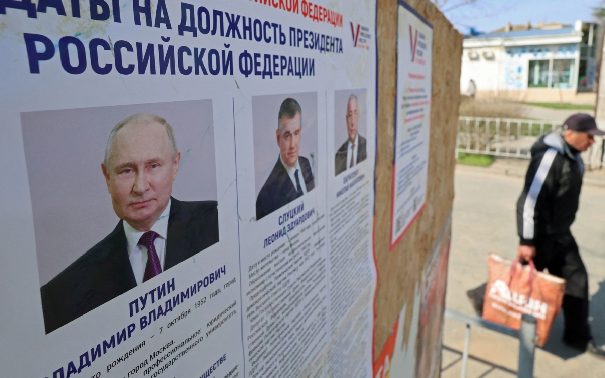 Danh sách ứng viên bầu cử tổng thống Nga 2024 niêm yết tại Crimea. Ảnh: Reuters.