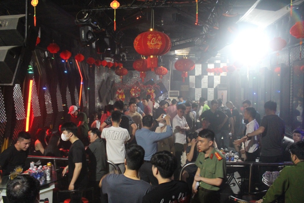 Công an kiểm tra quán bar tại thành phố Đồng Hới, tỉnh Quảng Bình.
