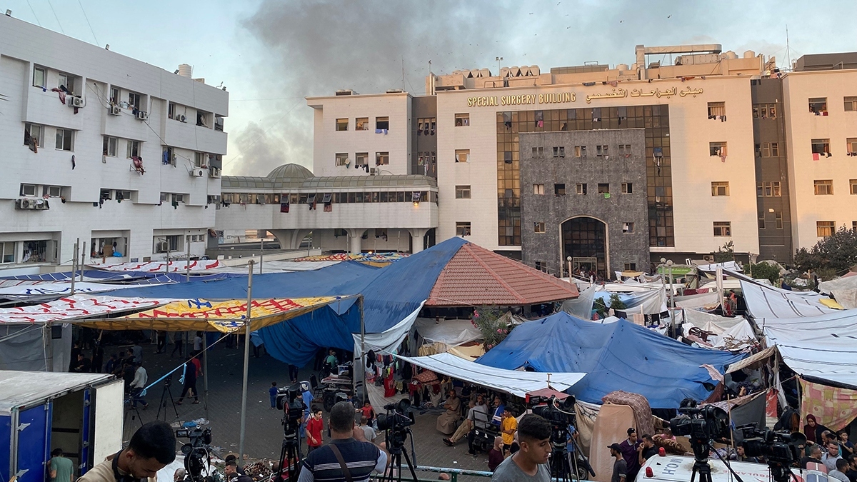 Khói bốc lên ở khu vực gần bệnh viện Al Shifa ở Gaza, nơi nhiều người đang trú ẩn khỏi các cuộc tấn công của Israel, ngày 8/11/2023. Ảnh: Reuters