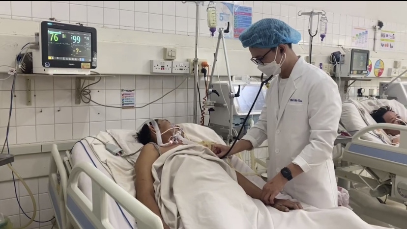 Điều trị cho bệnh nhân nghi mắc bệnh dại do súc vật cắn tại Bệnh viện Bệnh Nhiệt đới TP.HCM (Ảnh X.M)