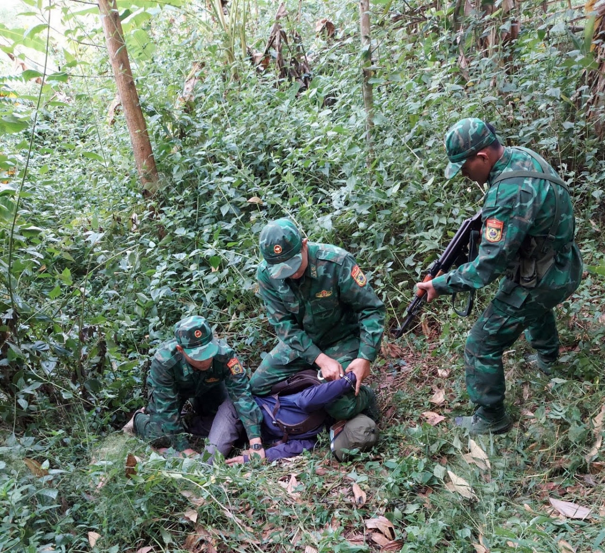 Đại úy Vũ Văn Cường cùng đồng đội trấn áp tội phạm trong một chuyên án tại khu vực biên giới. (Ảnh: NVCC)