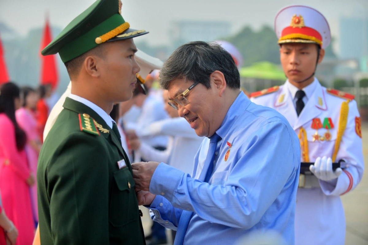 Đại úy Vũ Văn Cường tại lễ báo công, trao huy hiệu Bác Hồ cho gương điển hình tiêu biểu toàn quốc năm 2023. (Ảnh: NVCC)